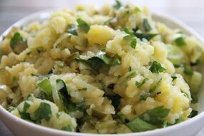 与香草一起煮甜菜以增强功效